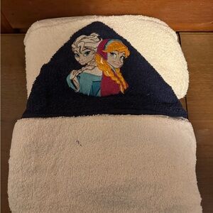 Kids Hooded Towel with Embroidered Frozen Sisters